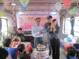 Du thuyền trên sông Hồng